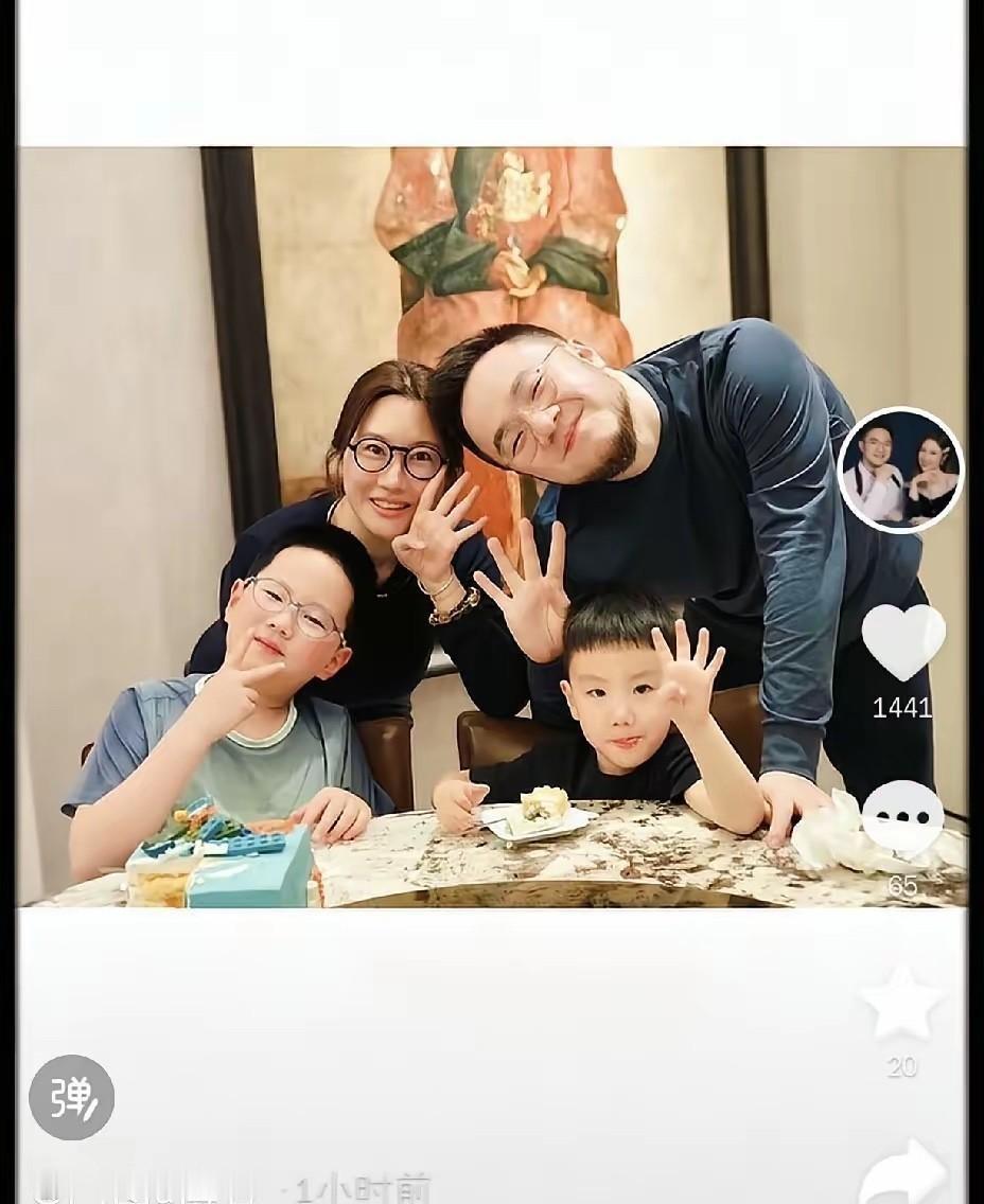 七夕一大清早，宋丹丹儿子巴图晒出一家四口合照，配文就八个字：同事变家人，两人变四