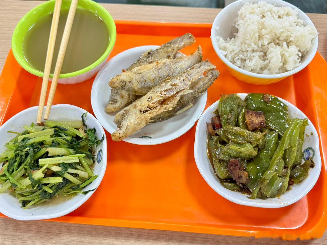 这医学部的学生卡是7折的，我们一家三口一顿饭才花了45块钱[捂脸哭](图五图六)，这么多菜，这物价，