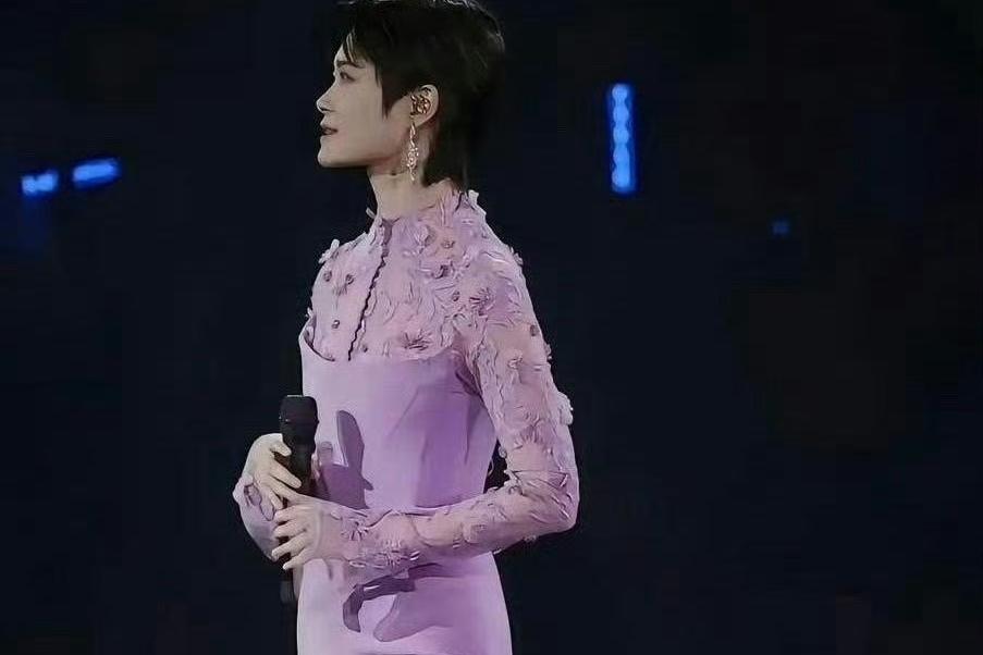 终于明白李宇春为什么一直不留长发了。原因说出来你可能不信——她留过，而且留长