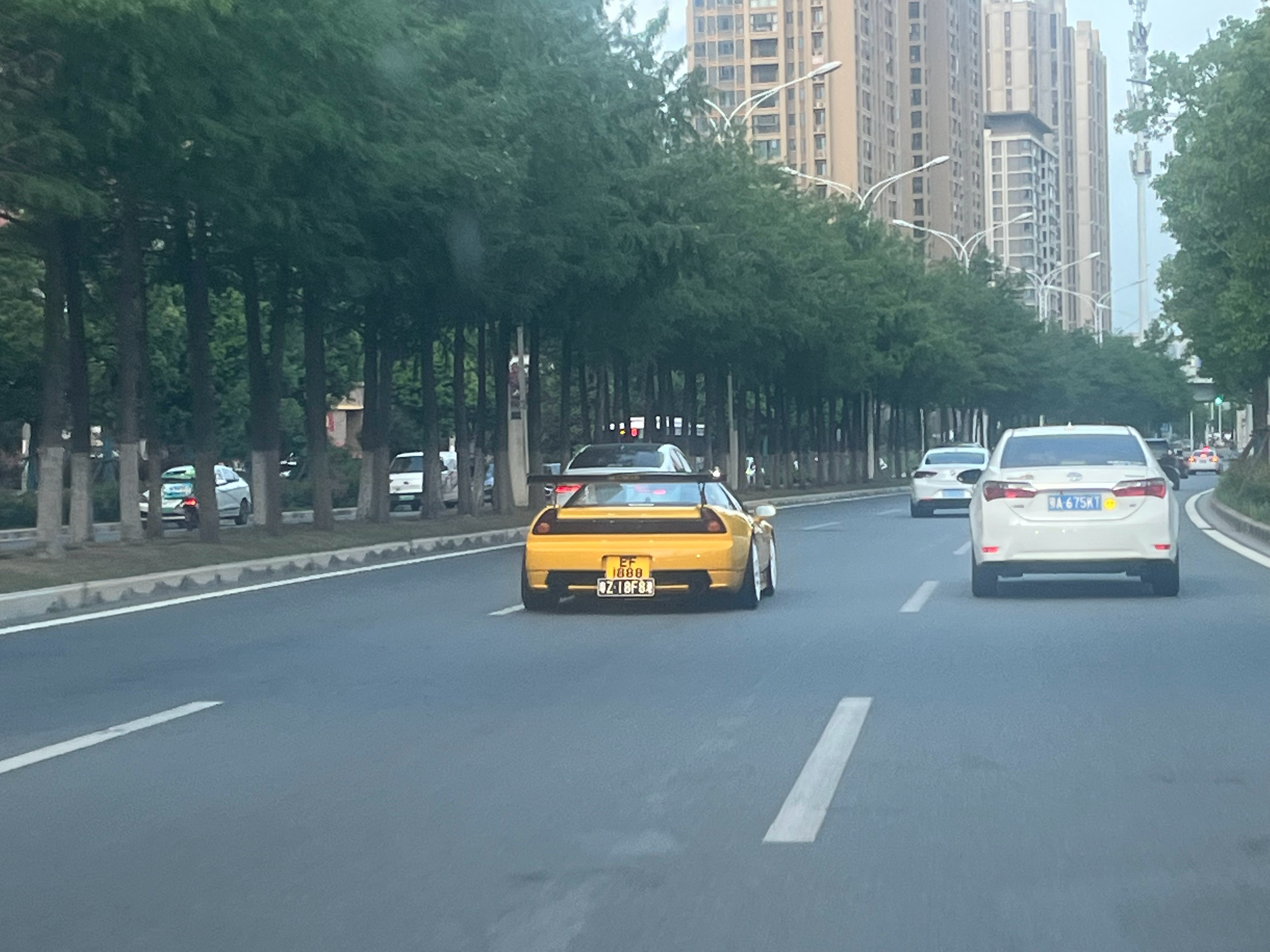 在武汉你甚至能看到两地牌的NSX在路上跑！我这运气真没谁了，太帅了，好激动！