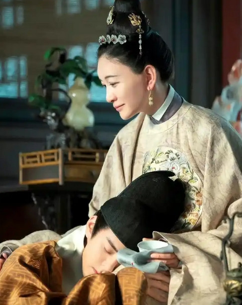1462年，15岁的太子朱见深正在洗澡时，从小照顾他的乳娘进来加水。朱见深见状，
