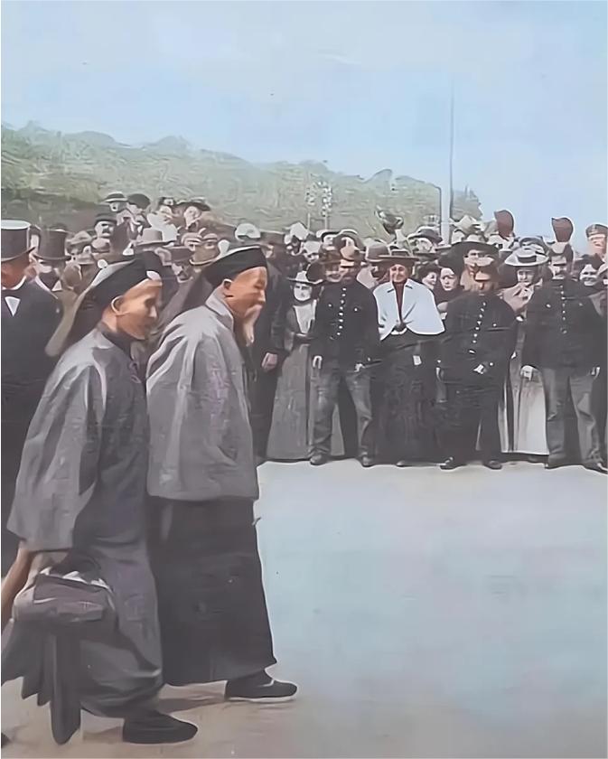 1896年，73岁的李鸿章到访美国，身穿黄马褂的他，和美国人交汇的那一刻，感觉好