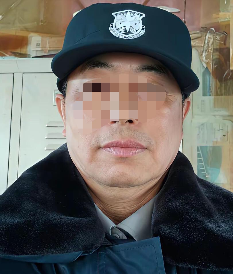 每月2500元退休金，不抽烟不喝酒，在小县城本也够开销。可女儿婚礼那天，悄悄扒拉