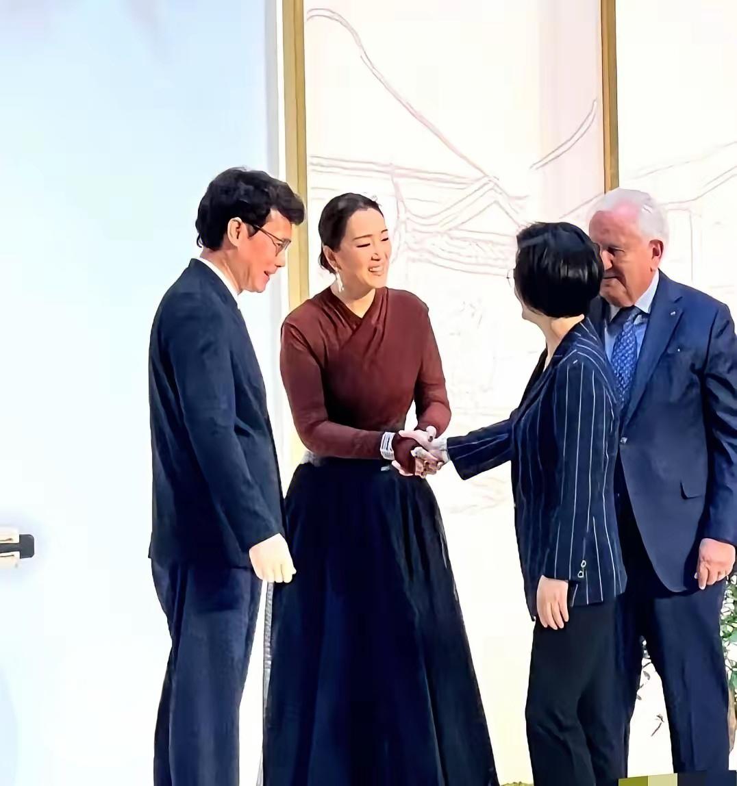 巩俐着素装现身爱丽舍宫，东方气韵震撼法国2025年11月3日，60岁的巩俐