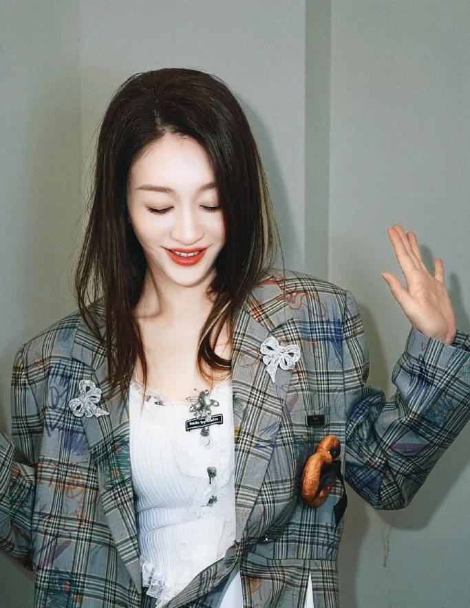 真的越到年纪越懂，好穿搭根本不用花哨李小冉这身也太戳中年女人了西装温柔大气，