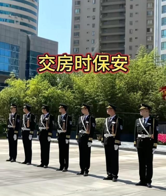 交房时小区保安还是清一色精神小伙，这才几年，门口站岗的全变成大爷了，这老得也太快