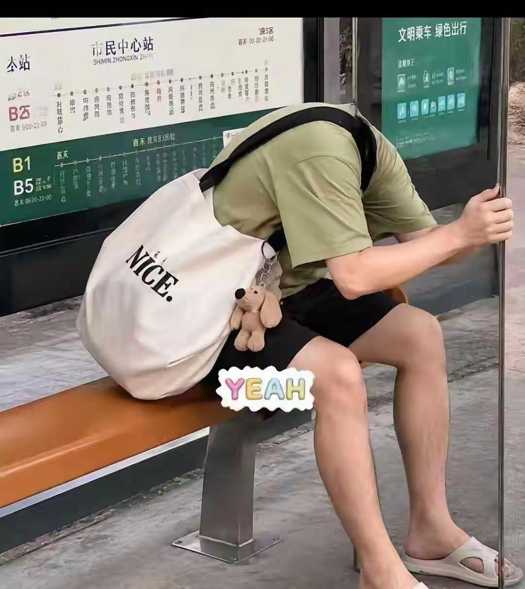 近日，某地一小伙子在公交车站在等车时，见公交车迟迟未来，为缓解旅客心情，在众人面