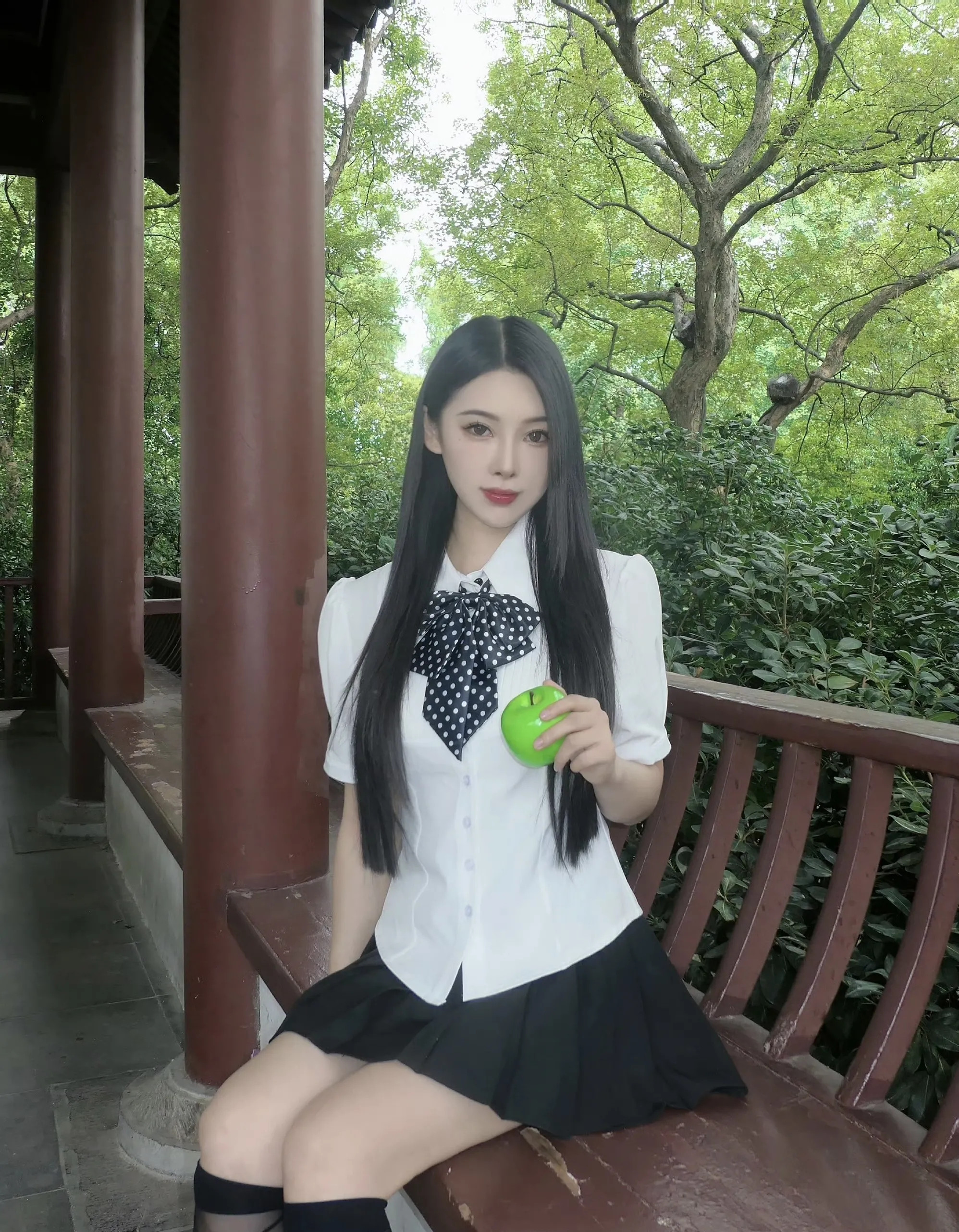 模特小姐姐从暗黑名媛到学院少女！她切换穿搭像开滤镜，颜值身材碾压式出圈。