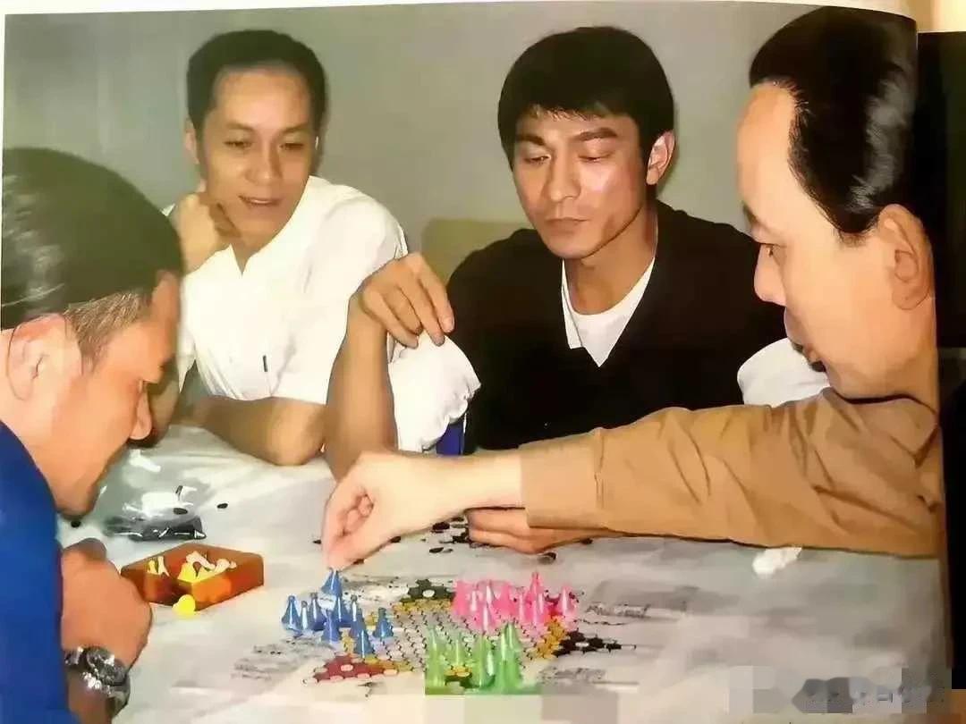 除了大明星刘德华，另外仨是谁？