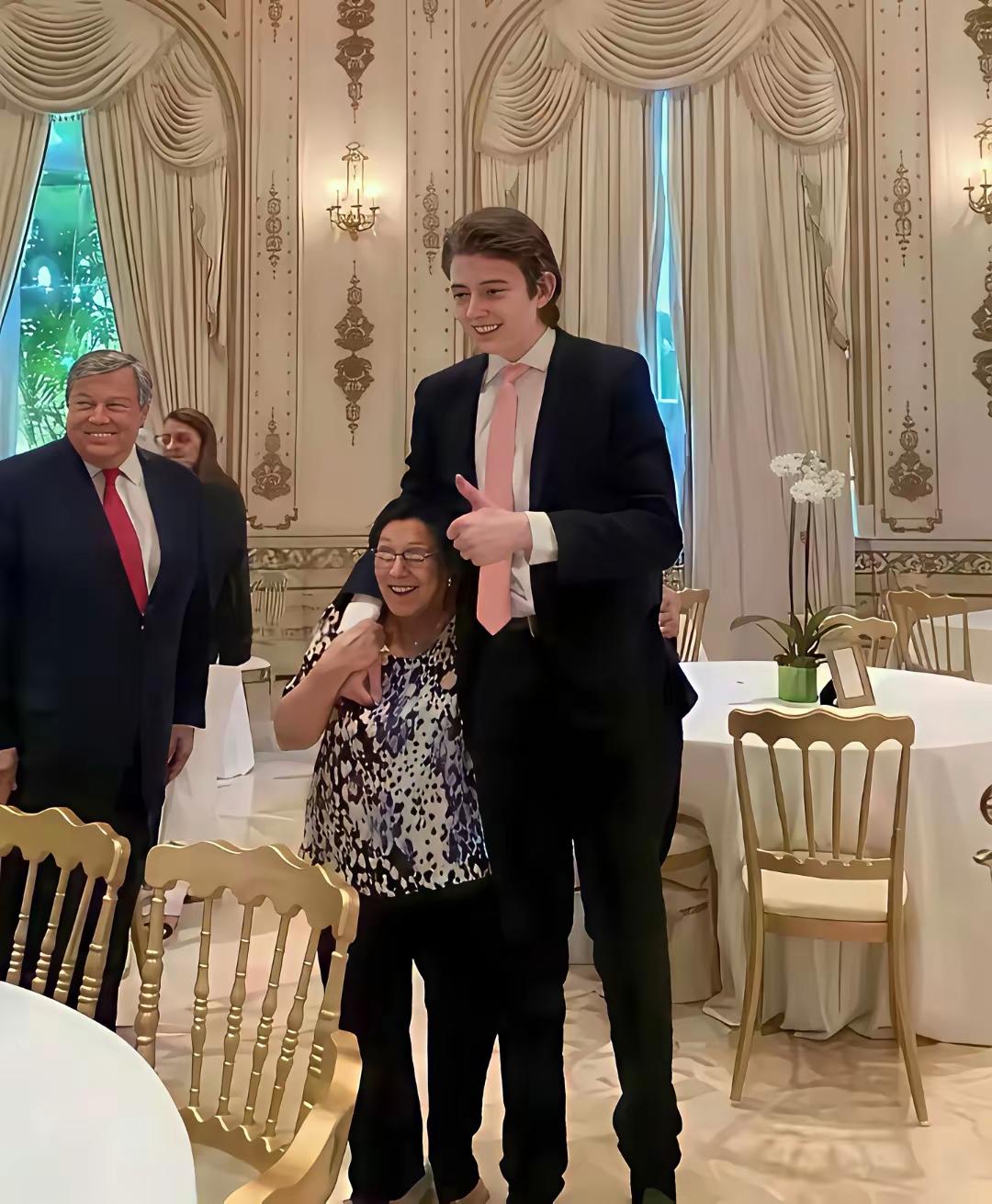 特朗普儿子咋这么高？吃猪饲料长大的？比姚明高吧！大妈都只到腰间，这孩子腿长，