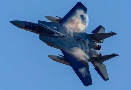 万一中国飞行员一时没忍住，把那两架日本战机打下来会怎样？要真打下来了，天塌不