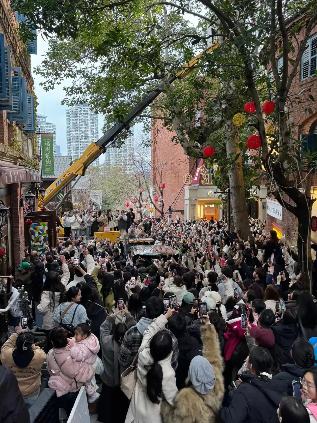 我就在福州了，但不知道她会来烟台山拍戏，小时候经常来这玩，我奶奶家在这附近。