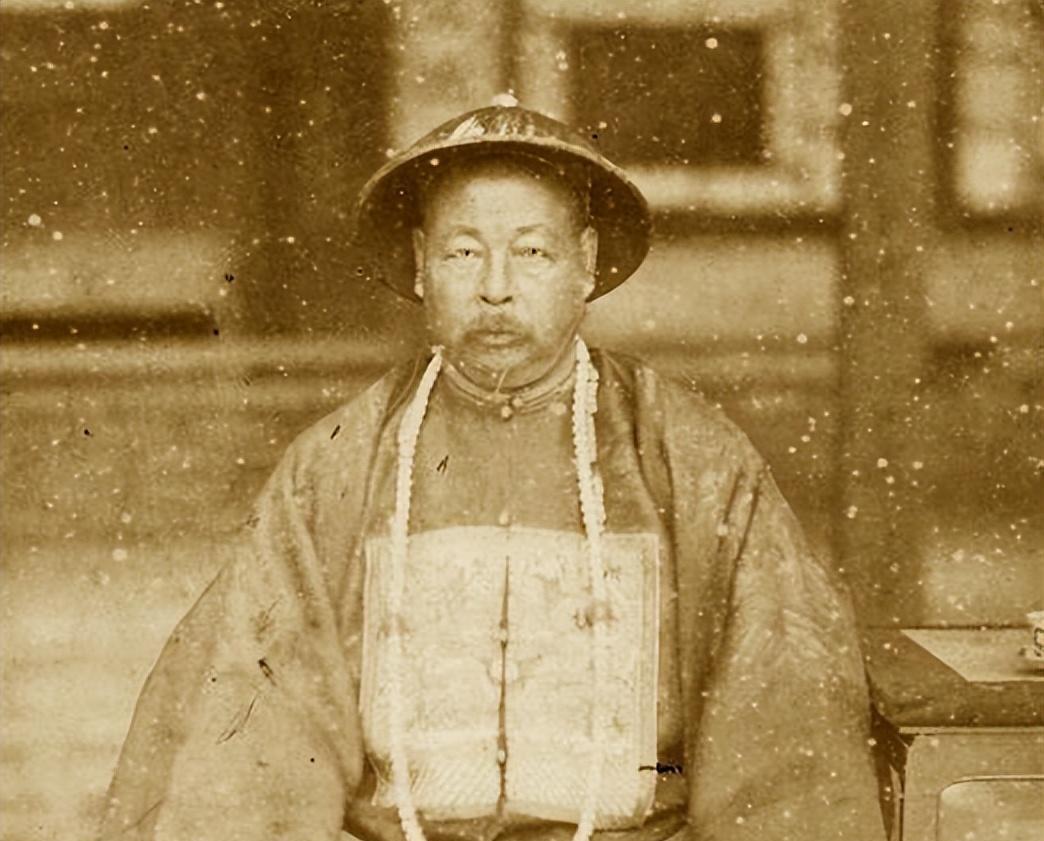 1958年的一天，为了修建战备公路，湖南长沙跳马镇白竹村村民将左宗棠墓挖开，发现
