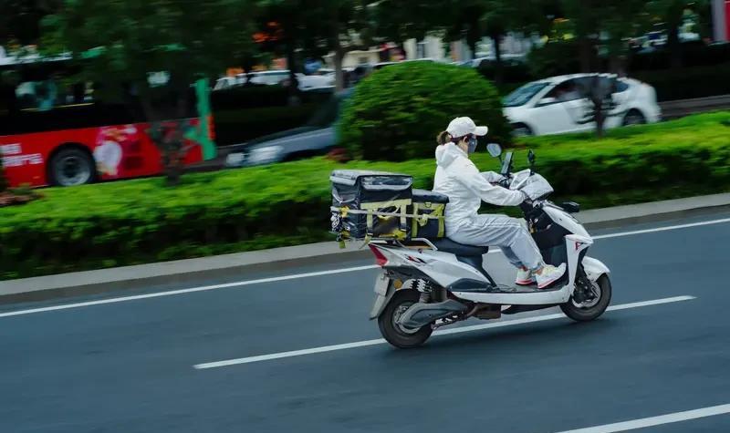 外卖没有单子了，一天跑了15单，不到50块钱。我这4000买的车，3000买的手