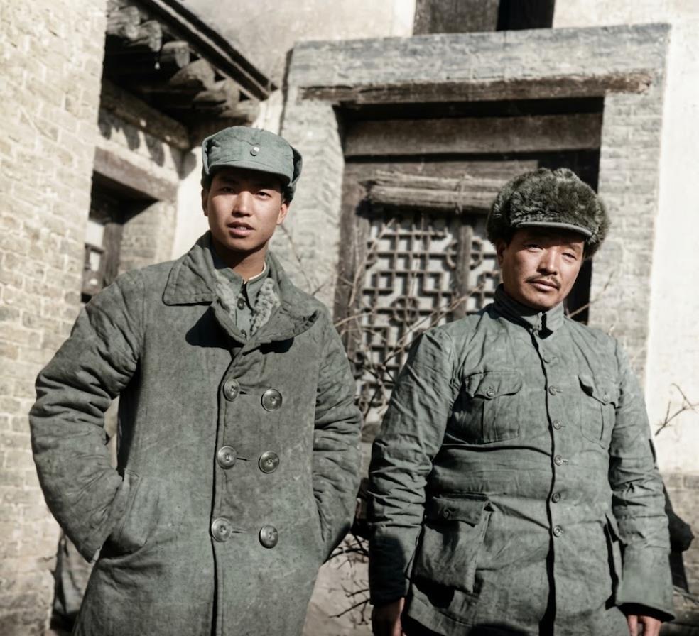 1937年，萧克与贺龙（右）在红军改编为八路军时合影。左为萧克（时任120师副