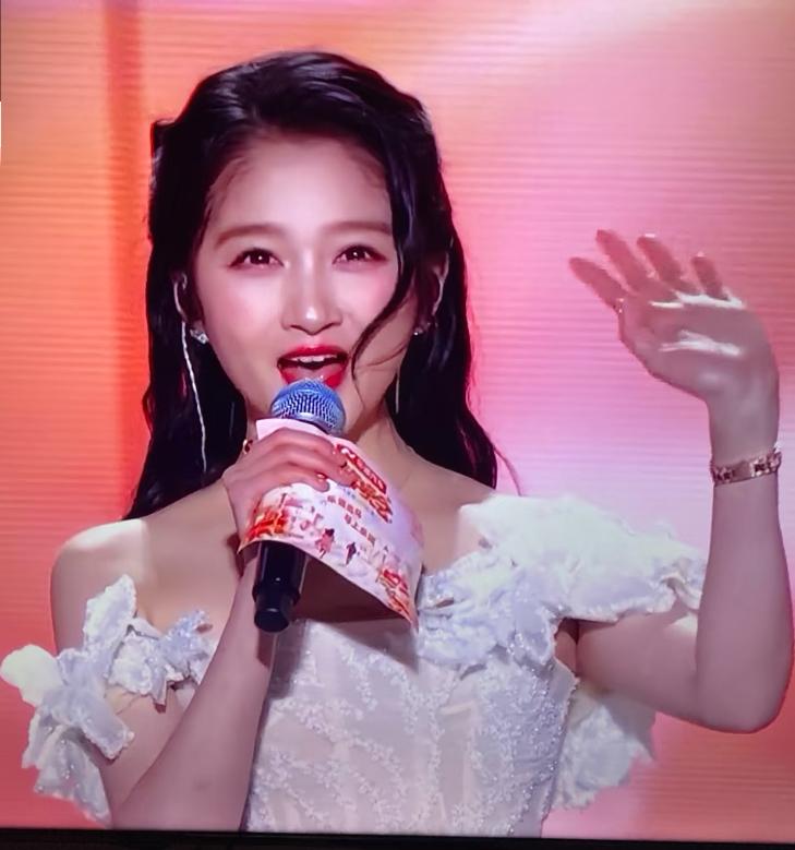 浙江卫视跨年找关晓彤做主持，有几个镜头真的给人感觉挺割裂的。有的时候镜头一晃过