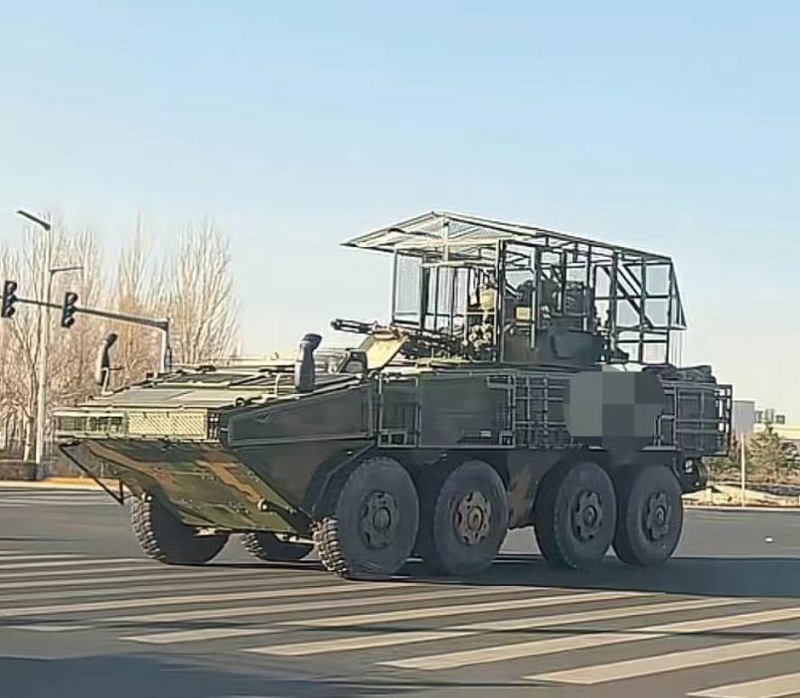 我国08式步兵战车反无人机铁笼子，很明显是重视保护炮塔位置，但是车身防护比较轻。