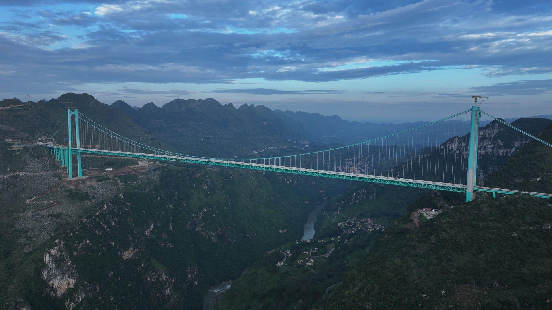 通行2小时缩至2分钟什么体验截至2022年底，贵州已建和在建的各类桥梁超过3万