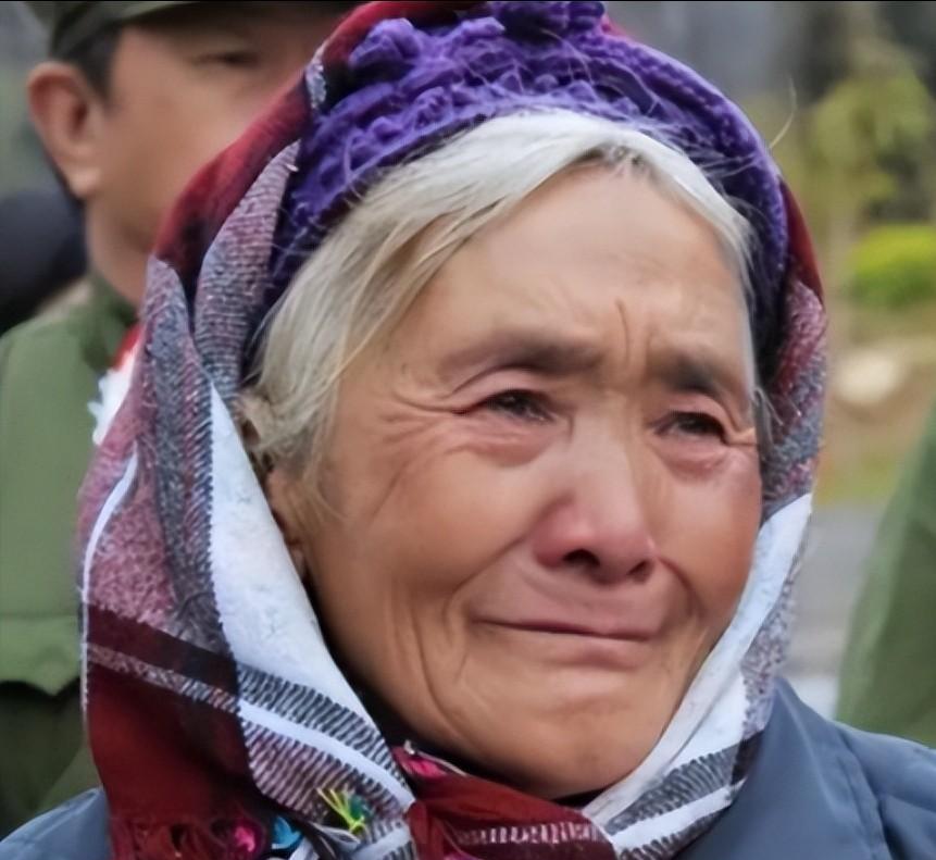 她是《高山下的花环》连长梁三喜原型的遗孀，2007年，她贷款2000元作路费，带