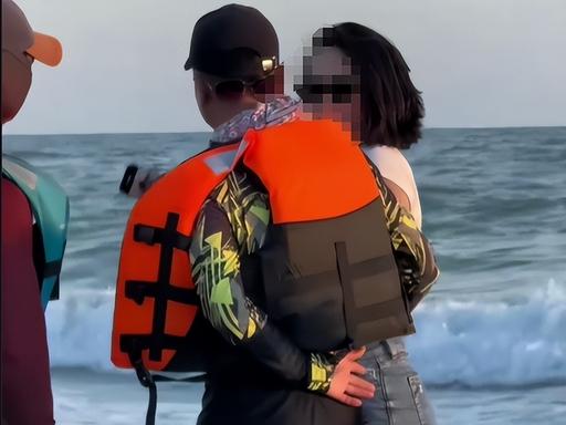 🐰近期，一90万粉丝女网红在广西北海银滩游玩时，因拒绝快艇推销遭两名身着救