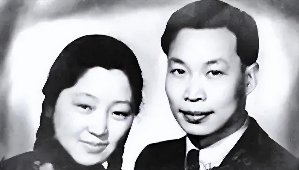 1978年，一位衣服破旧的老太太在菜市场摸了摸冬笋。摊主斜眼打量着她磨得起毛