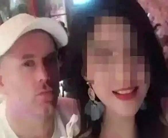 一张外籍面孔，1242个不打码的偷拍视频，外加一份按美元收费的“猎艳操作指南”。