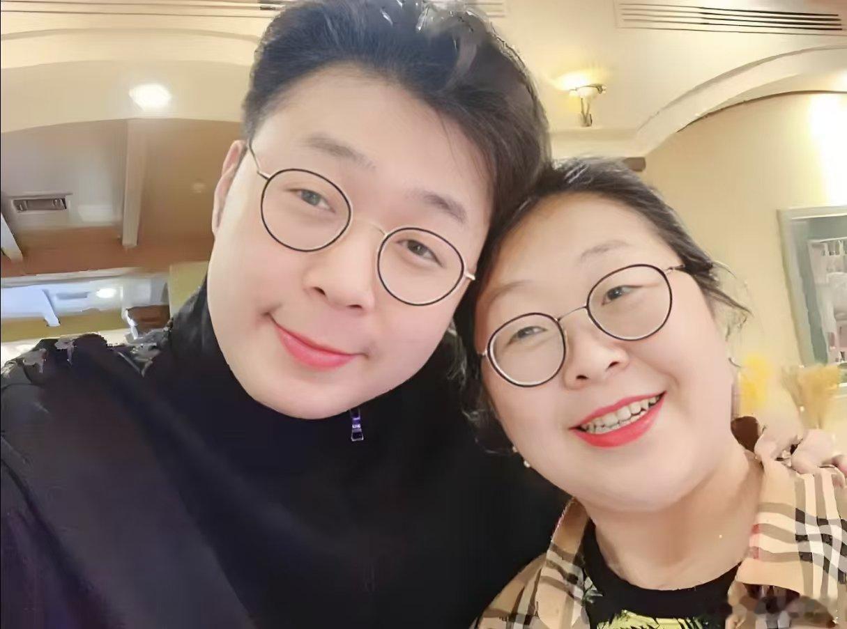 沈梦辰到底哪个是海涛杜海涛和妈妈同框照曝光，五官神态高度相似，难怪沈梦辰疑惑分