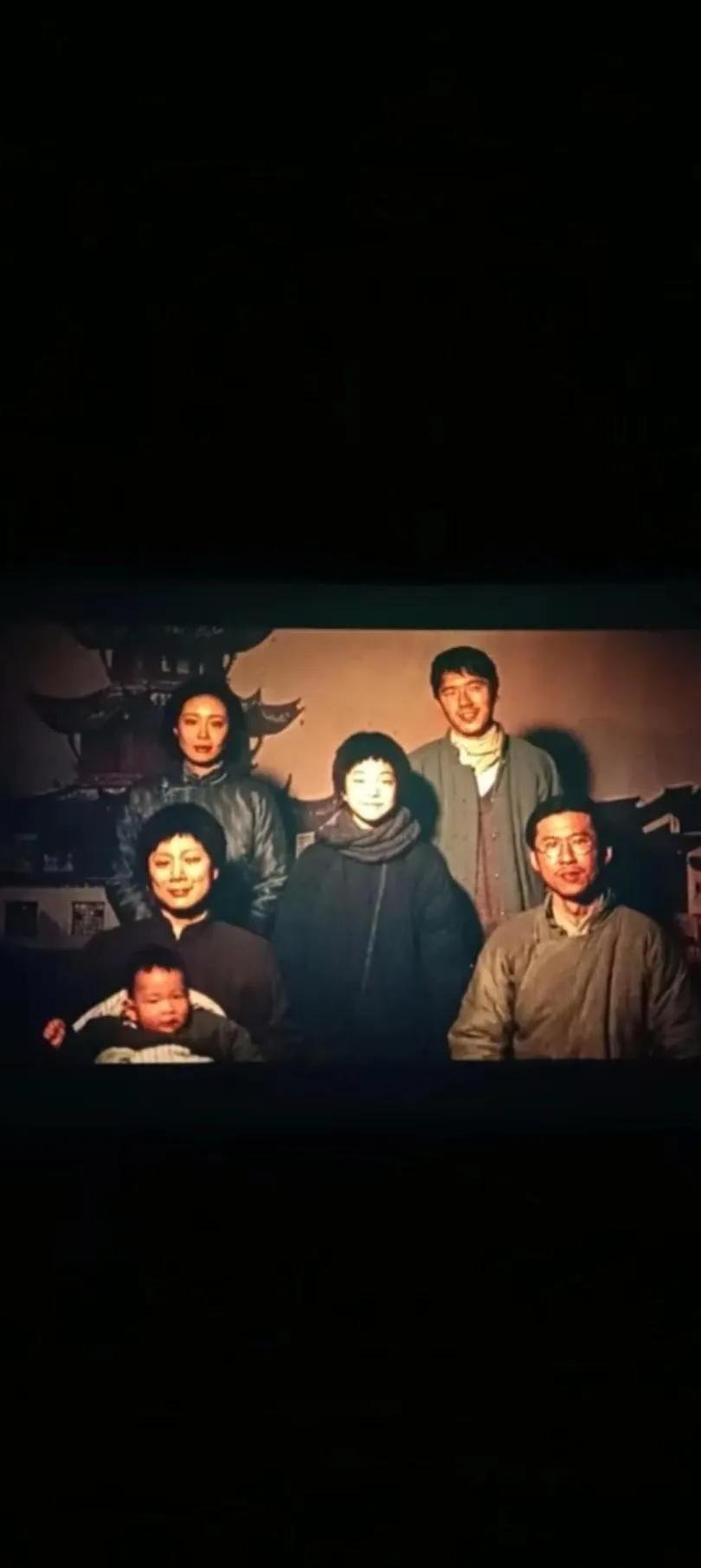 我家孩子和同学去看的《南京照相馆》，高一的孩子，回来和我咬着牙说，国仇家恨，没齿