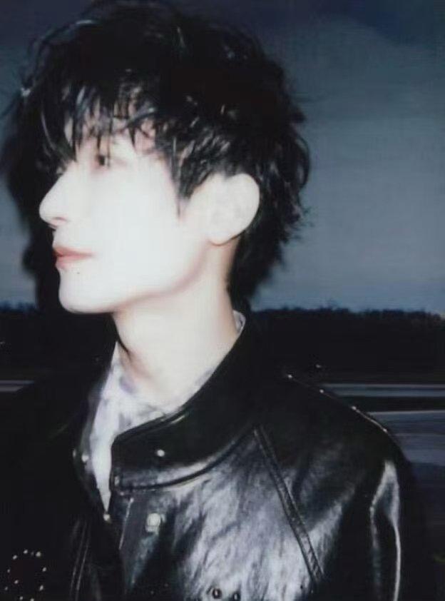 豆包是这样评价陈楚生的—-他抱着吉他，安静站在舞台中央，一开口就惊艳了时光。