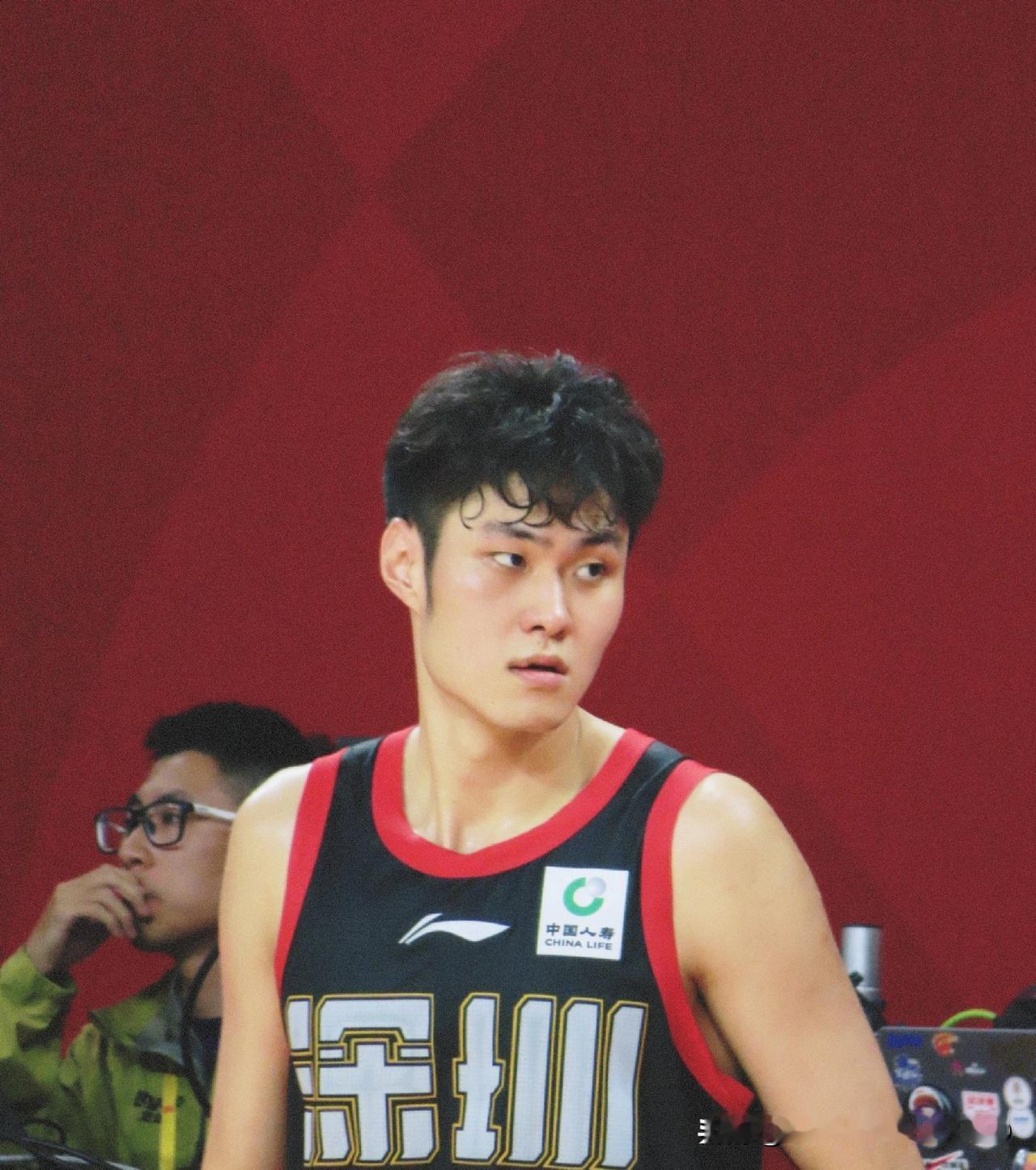 深圳男篮新星王浩然持续暴走！这表现绝对应该入选国家队，不比张镇麟好用吗。新赛季