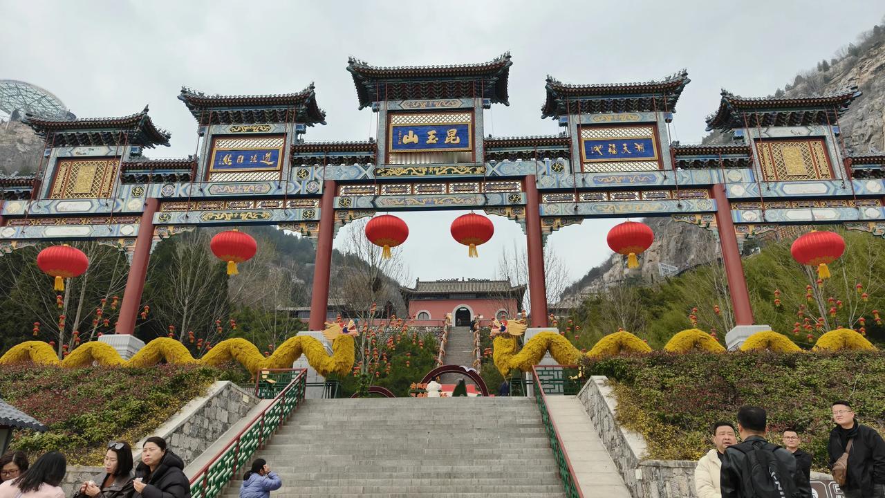昨天去了安阳的昆玉山。这里是洞天福地，道教、佛教为一山。来这里祈福的人很多，嗯