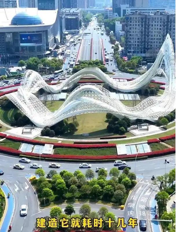 共绘江城新画卷，你我皆是执笔人[无奈吐舌]读懂武汉不妨从一碗拌着芝麻酱的热干面开