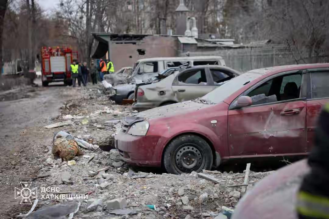 俄罗斯巨量炸弹摧毁乌克兰哈尔科夫住宅楼宇。据乌克兰消息，