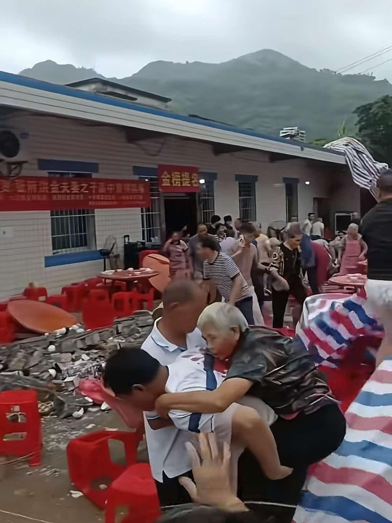 我问宜宾的朋友，办升学宴的这户人家明明是低保户，为什么还要大操大办呢？朋友说，
