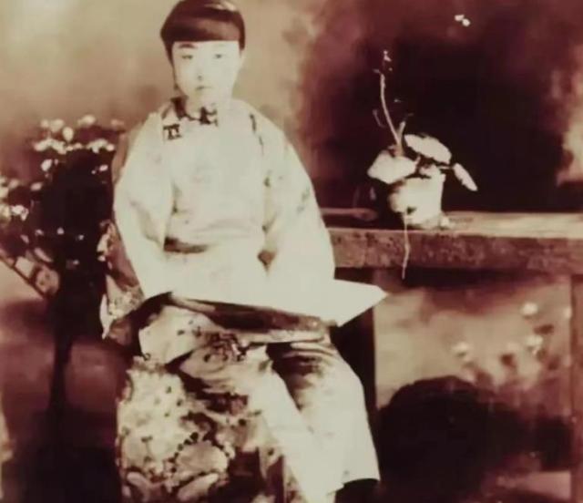 1983年，导演徐克为求张大千墨宝，亲自登门拜访。可是，张大千已经84岁，早已封