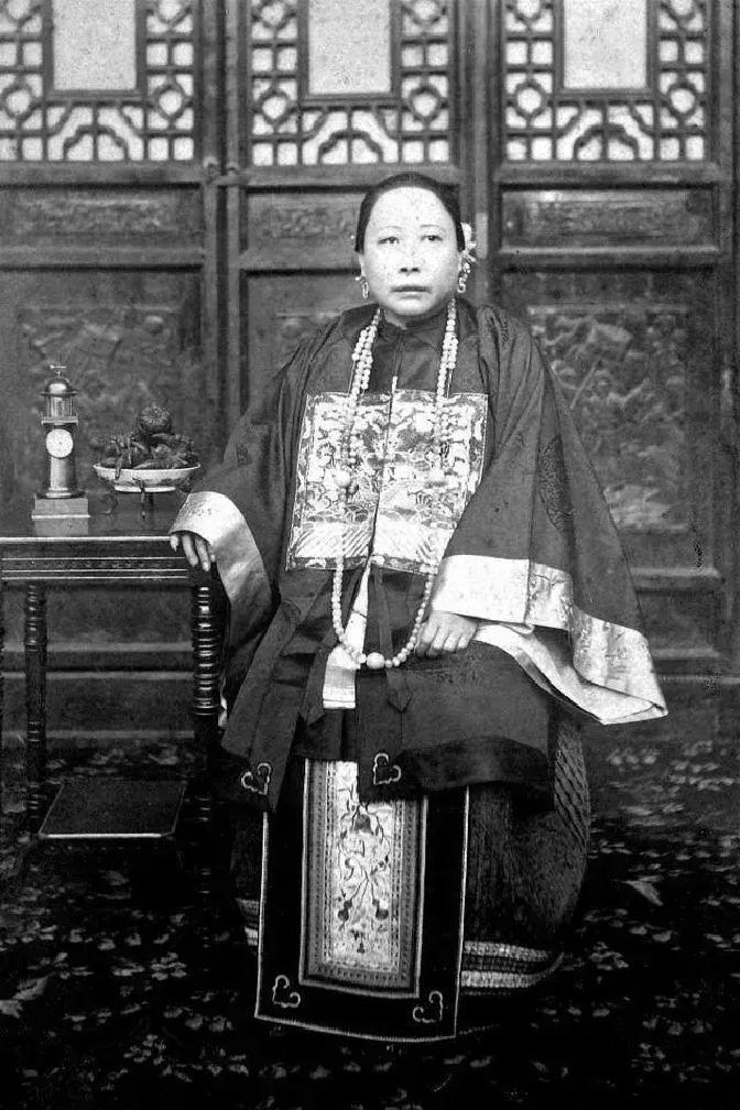 1868年，45岁的李鸿章看到母亲露在轿帘外的脚，忙低声说：“娘，你把脚往回收收。”不料，李母一脚踢