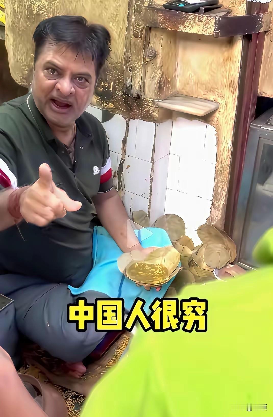 印度商家吐槽中国游客“穷”，旁边的印度人馋的都流口水了，而中国游客却只看不买！