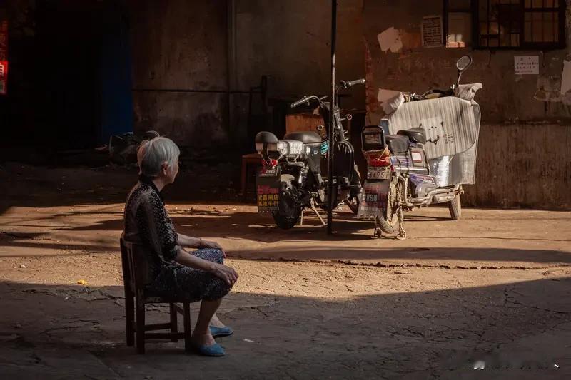 人到老年，最大的悲哀是什么？悲哀即痛苦，那么人老之后，究竟有哪些最大的痛苦呢？