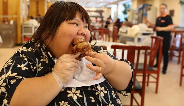 太寒心！某地一名女子嫌自己太胖，铁了心减肥，连续两个月三顿饭几乎只吃蔬菜、鱼