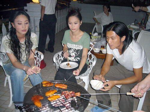 2006年，谢霆锋与阿娇、阿Sa、郑希怡到厦门为中秋晚会演出。当年，谢霆锋刚