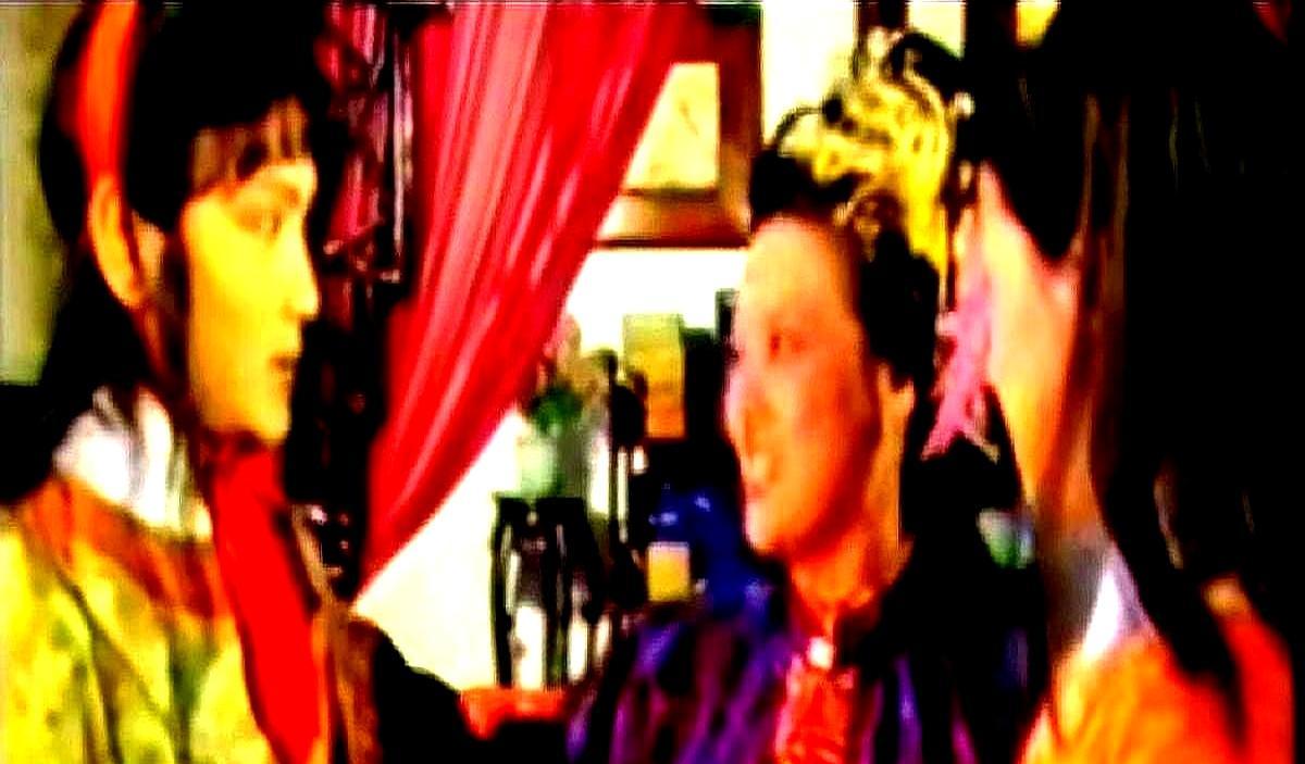 87版《红楼梦》删光她所有戏份，反倒成全了她。导演王扶林看着屏幕，眉头紧锁