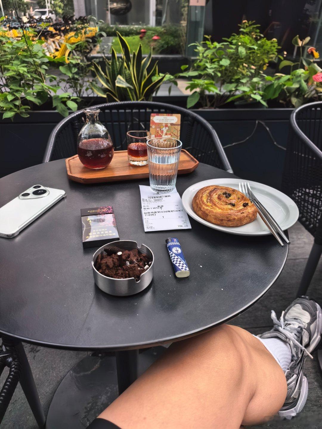健完身，去那家熟悉的咖啡店，刚烤出的面包，一杯手冲，几根毛爷爷的家乡烟。​​