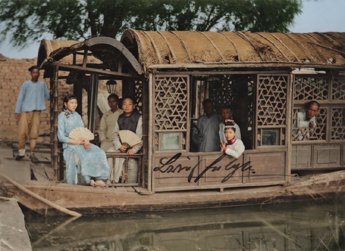 1906年3月，济南护城河畔，一艘内河画舫静静泊在水面上，船身由木竹搭建，棚顶覆