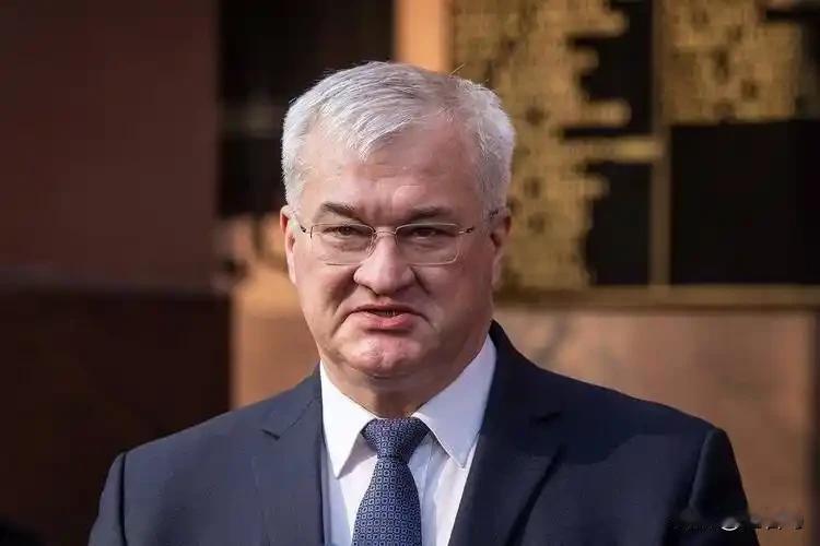 据媒体报道，乌克兰第一副外长基斯利察访华之行，上演了近年来国际外交场上极为荒诞的