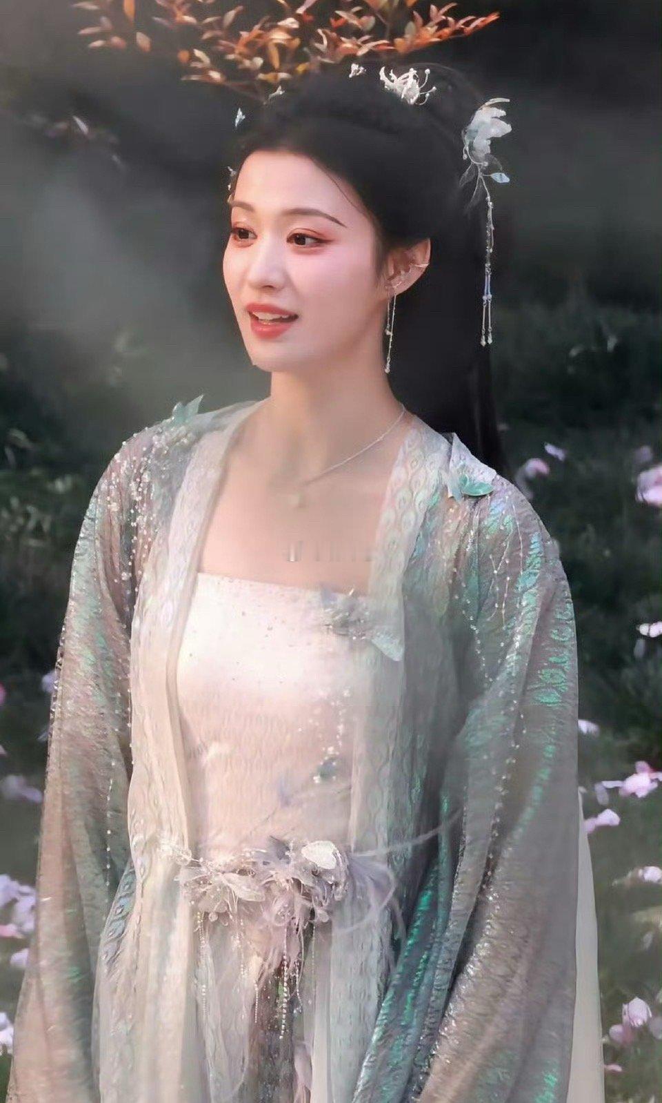 好久没见过这种质感的服装了，二十年前古偶剧特别喜欢的那种纱纱