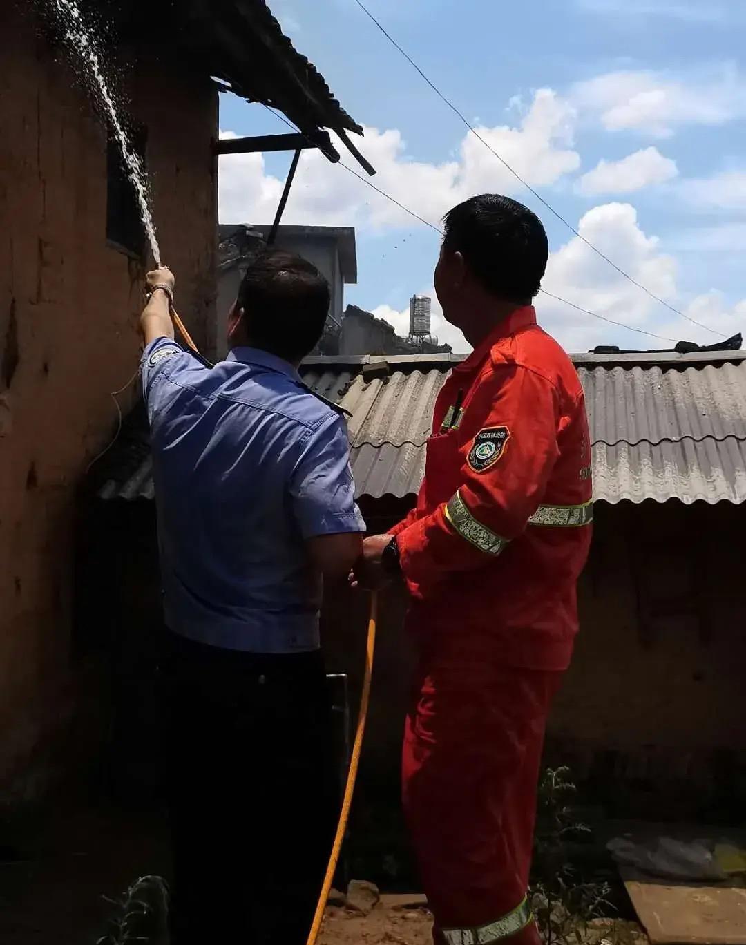 厨房灶上还呼呼冒着白汽，一屉包子像白胖娃娃挤在一起，可镜头一转，卧室那边火苗已经