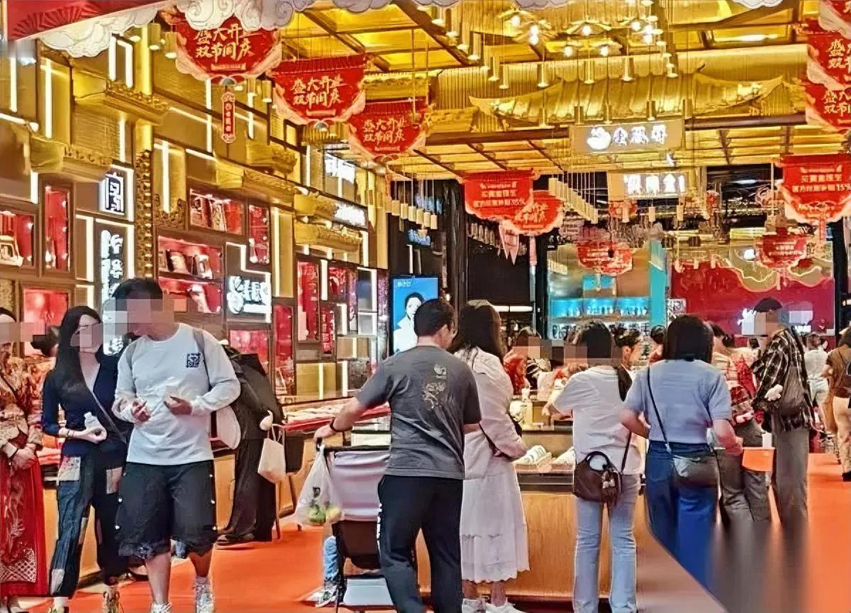 国庆刚过，发现3件怪事。说好了“省着花”，结果8.88亿人挤着出游——总花费
