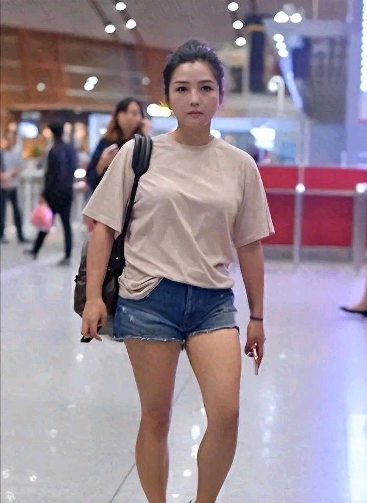 分手14年，释小龙和何洁境遇简直天差地别。最近释永信被抓，释小龙作为其徒弟也受关