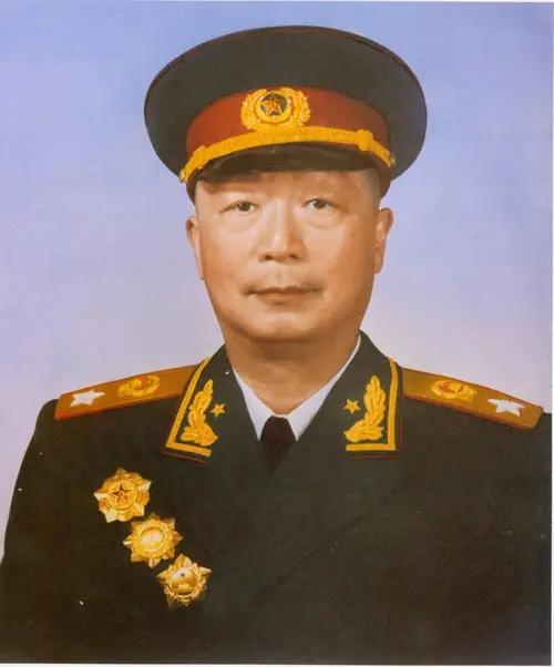 1942年，聂帅正开会，突然外面一阵枪响，他以为有敌袭立即冲出去，定睛一看，自己