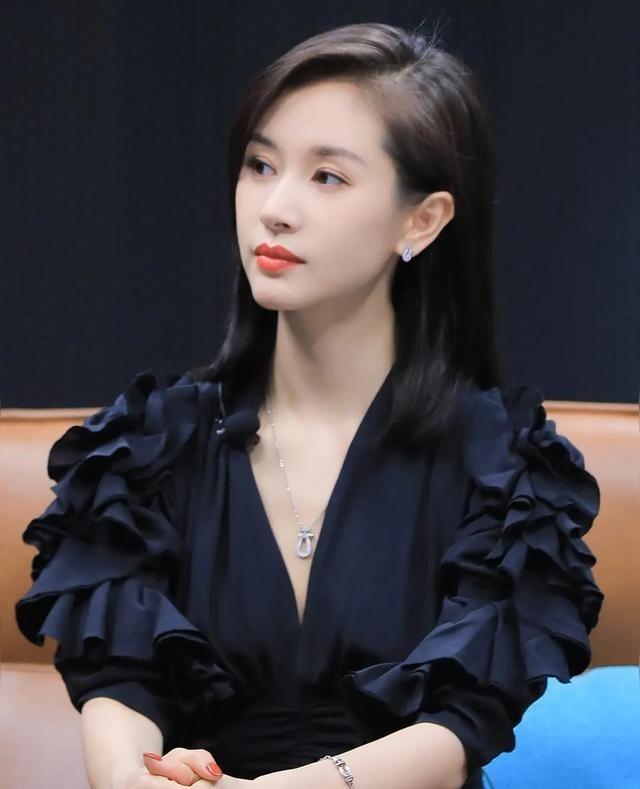主持人问王子文：“你多高？”王子文说：“我1米58。”主持人说：“也不矮。”王子
